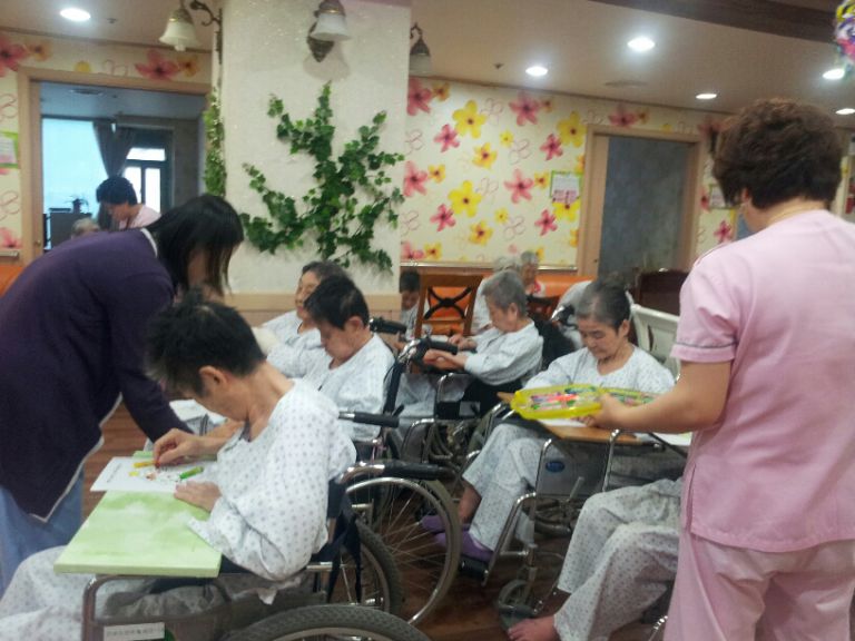 12월26일 크리스마스 트리 색칠하기