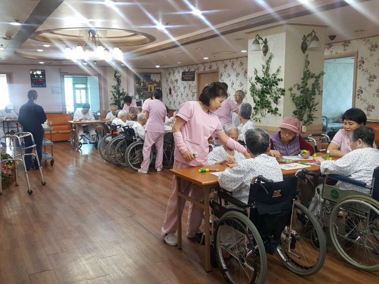 4월12일 공작새 깃털 꾸미기