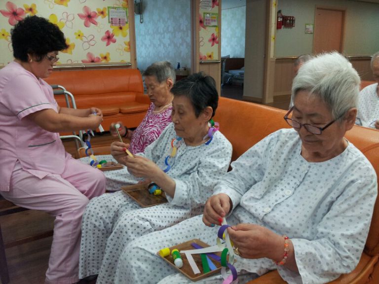 6월24일 색종이 길게 붙이기